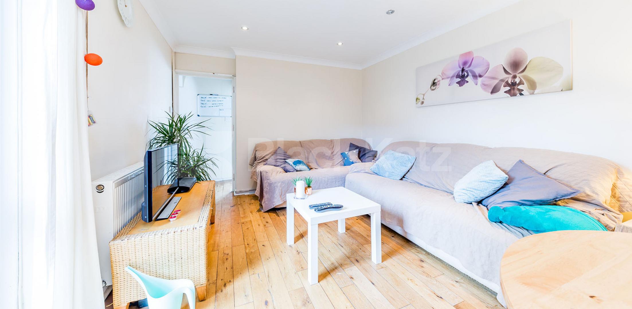 Four double bedrooms large lounge modern kitchen - mins to tube & shops. Williamson Street, Holloway